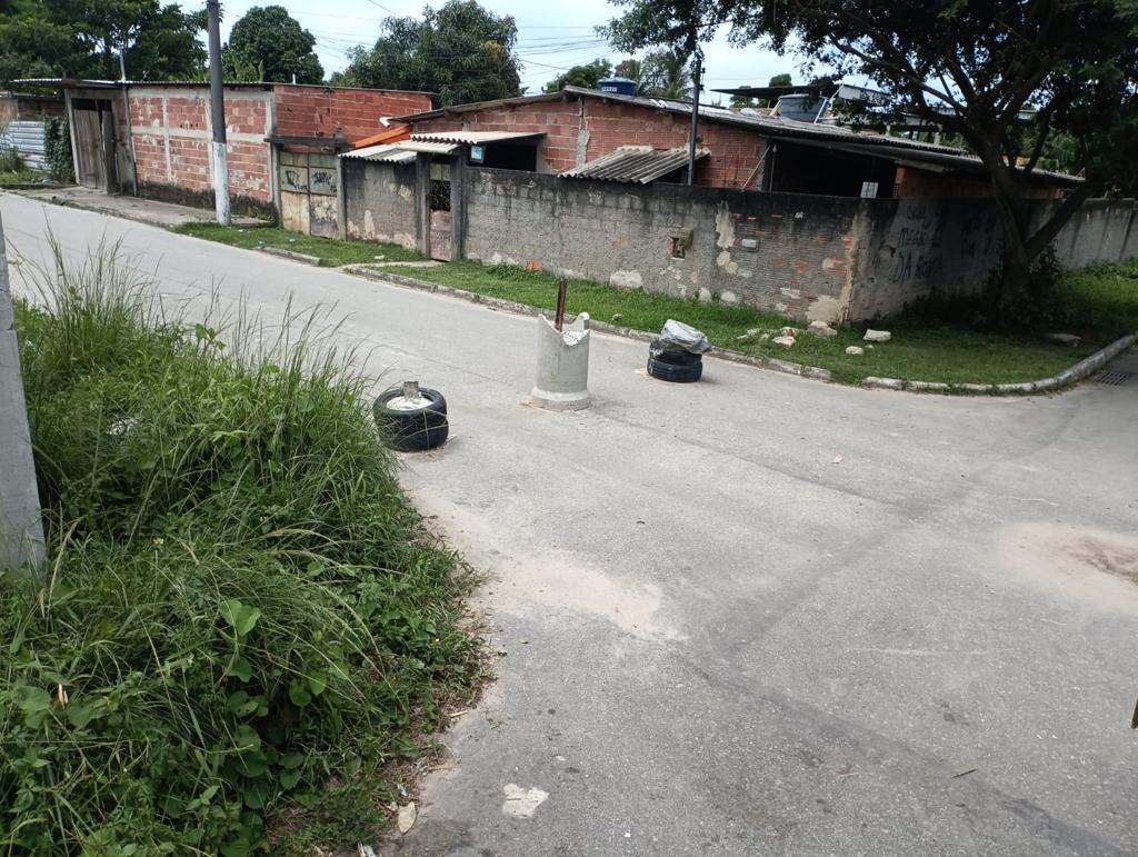 15° BPM retira 16 toneladas de barricadas do tráfico na Vila Urassaí em Duque de Caxias